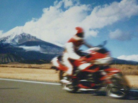 富士山麓の忠ちゃん牧場前での暴走